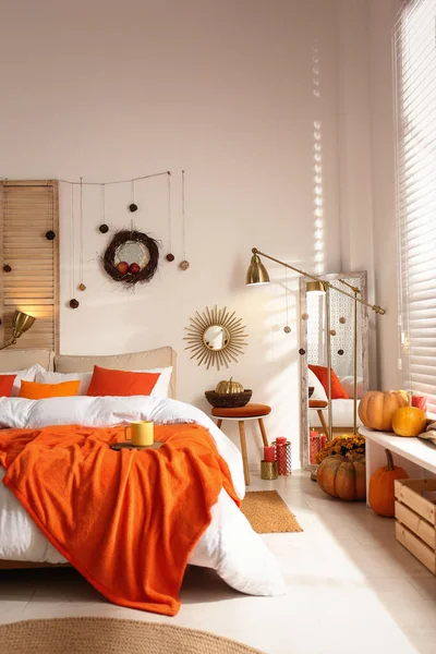 秋の色に触発居心地の良いベッドルームのインテリア — ストック写真