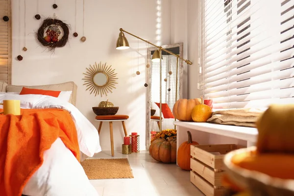 Sonbahar renklerinden esinlenilmiş rahat bir yatak odası. — Stok fotoğraf