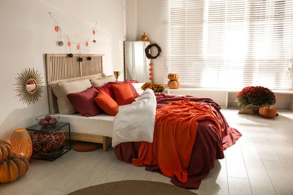 Przytulne wnętrze sypialni inspirowane jesiennymi kolorami — Zdjęcie stockowe