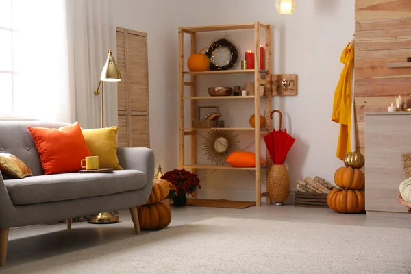 Cozy intérieur du salon inspiré par les couleurs d'automne — Photo