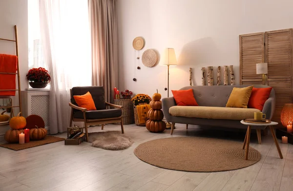Útulný interiér obývacího pokoje inspirovaný podzimními barvami — Stock fotografie
