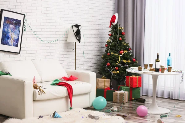 Desordenado interior de la sala de estar con árbol de Navidad. Caos después de fiesta — Foto de Stock