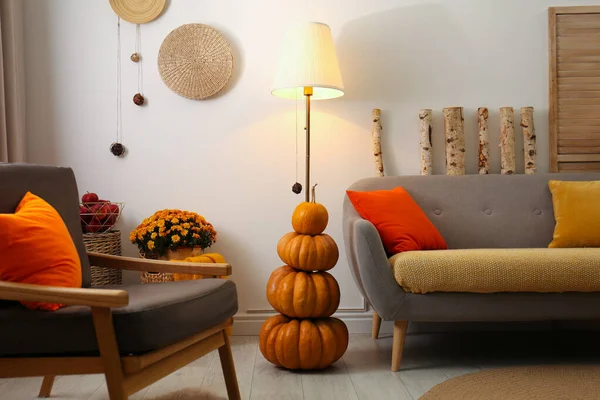 秋の色にインスパイアされた居心地の良いリビングルームのインテリア — ストック写真