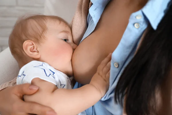 Vrouw borstvoeding haar kleine baby binnen, close-up — Stockfoto