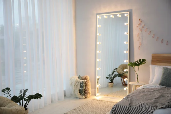 Velké zrcadlo se žárovkami ve stylovém interiéru místnosti — Stock fotografie