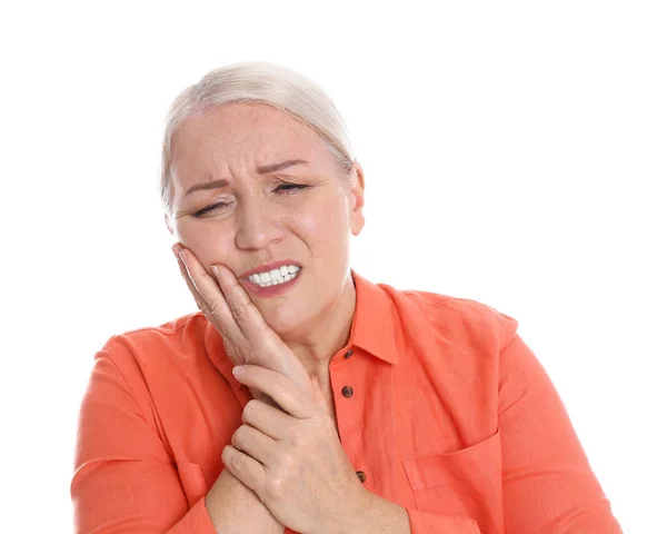 Женщина, страдающая зубной болью на белом фоне — стоковое фото