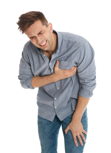 Человек, страдающий от боли в груди на белом фоне — стоковое фото