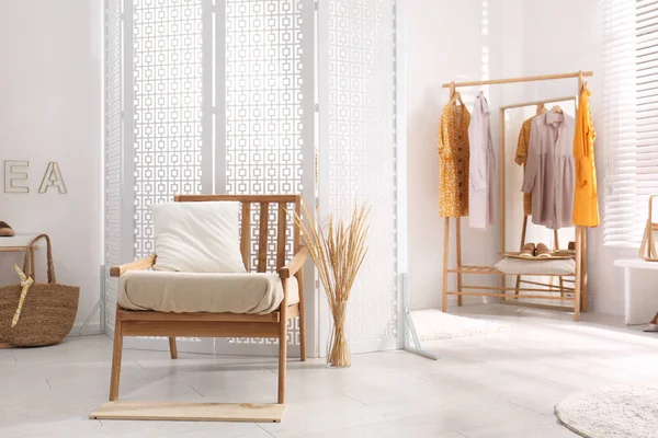 Elegante habitación interior con pantalla plegable blanca y sillón — Foto de Stock