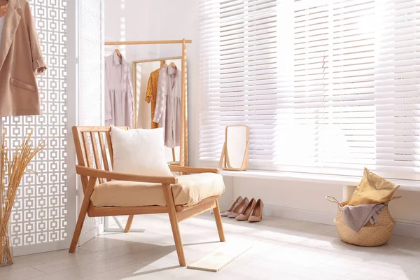 Interior elegante quarto com tela dobrável branca e poltrona — Fotografia de Stock