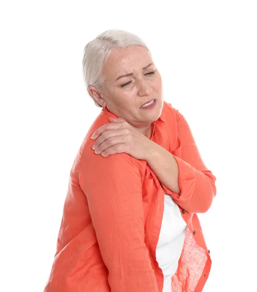 Mulher que sofre de dor no ombro no fundo branco — Fotografia de Stock