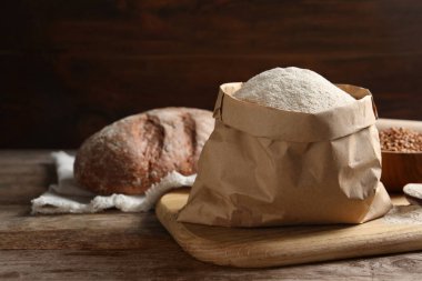 Tahtada kağıt torba dolusu karabuğday unu, yazı için yer var.