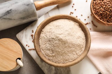 Düz kompozisyon ve masada bir kase karabuğday unu vardı.