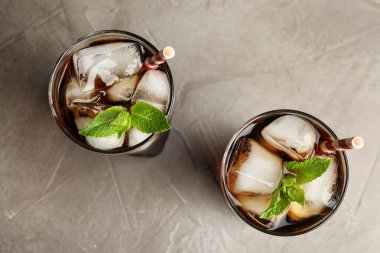 Buzlu ve nane şekerli ferahlatıcı soda bardakları.