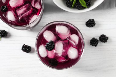 Lezzetli böğürtlenli limonata beyaz ahşap masa, üst manzara