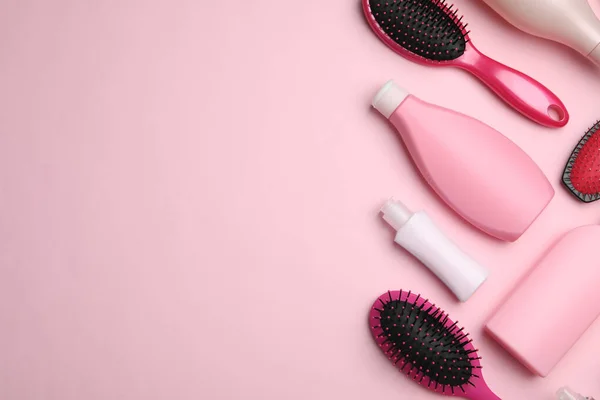 Composición plana con productos cosméticos para el cabello y herramientas sobre fondo rosa. Espacio para texto —  Fotos de Stock