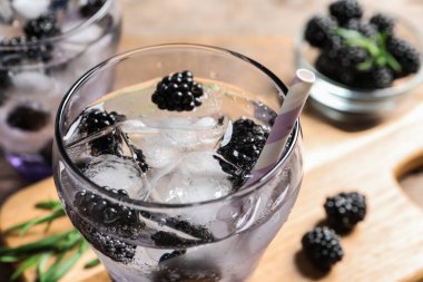 Lezzetli ferahlatıcı böğürtlen limonatası ahşap masada, yakın plan.