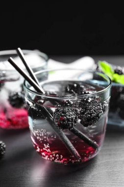 Lezzetli taze böğürtlenli limonata. Koyu ahşap masada.