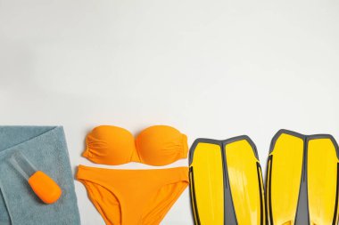 Düz kompozisyon ve plaj nesneleri açık arkaplanda yatıyordu. Metin için boşluk