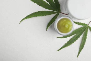 Kenevir kremi kavanozları beyaz masanın üstünde, düz yerde yatıyordu. Organik Kozmetik