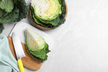 Gri mermer arka planda taze yeşil savoy lahanalarıyla düz bir kompozisyon. Metin için boşluk