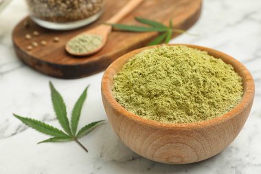 Mermer masada bir kase kenevir protein tozu. Metin için boşluk