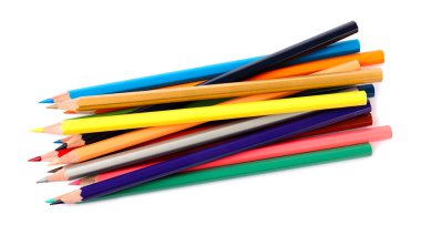 Beyaz arka planda farklı renkli kalemler. Okul sayfası