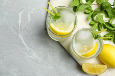 Misket masasında votka ve limonlu kokteyl. Metin için boşluk