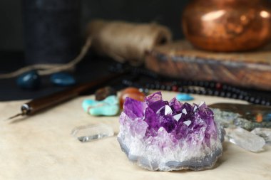 Güzel ametist ve masada farklı değerli taşlar.