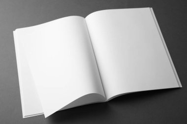 Koyu gri arka plan üzerine boş bir kitap. Tasarım için hazırlan