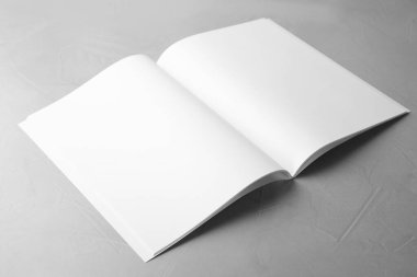 Açık gri taş zemin üzerine boş bir kitap. Tasarım için hazırlan