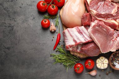 Gri masa üzerinde taze et ile Düz yatıyordu kompozisyon. Metin için alan