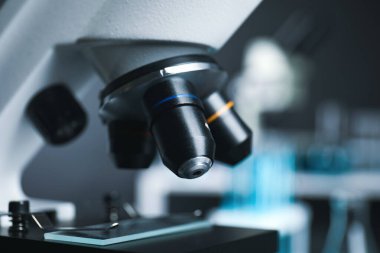 Modern mikroskobun laboratuardaki yakın görüntüsü. Tıbbi ekipman