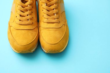 Açık mavi arka planda şık ayakkabılar.