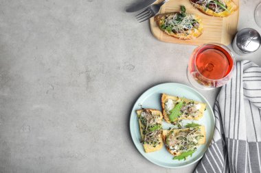 Işık masasında servis edilen nefis bruschetalar. Metin için boşluk