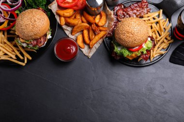 Düz kompozisyon, taze pastırmalı hamburger ve patates kızartması. Metin için boşluk