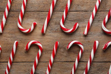 Düz kompozisyon ve tahta arka planda şeker kamışları vardı. Geleneksel Noel hediyesi