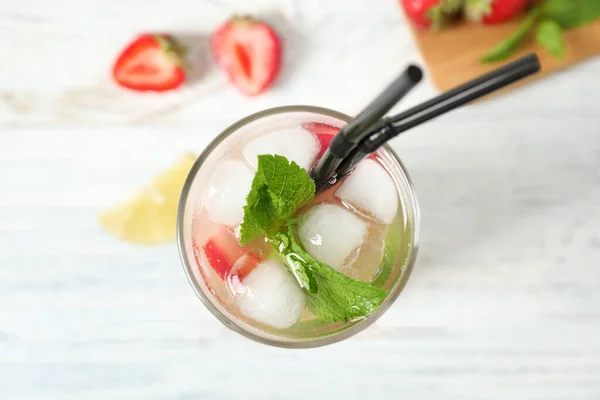 Vaso de bebida refrescante con fresa y lima sobre mesa blanca, vista superior —  Fotos de Stock