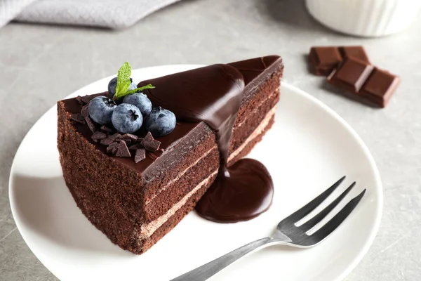 Delicious fresh chocolate cake with blueberries on light table, closeup — Stock Photo, Image