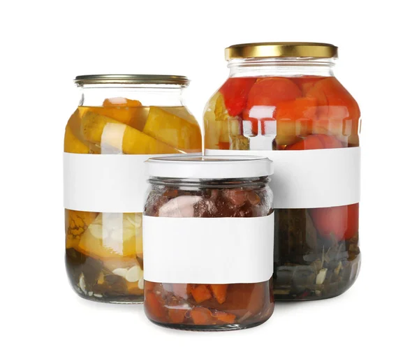 Üvegek pácolt zöldségek üres címkékkel fehér alapon — Stock Fotó