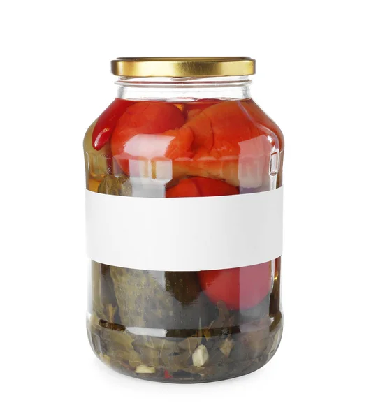 Tarro de verduras en vinagre con etiqueta en blanco sobre fondo blanco — Foto de Stock