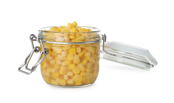 Frasco abierto con maíz dulce en vinagre sobre fondo blanco — Foto de Stock