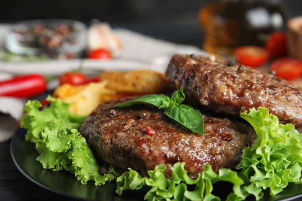 Grillat kött kotletter för burgare på bord, närbild — Stockfoto