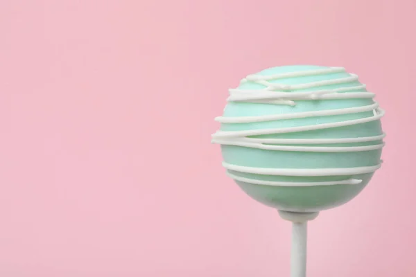 Słodko urządzone ciasto pop na różowym tle, miejsce na tekst — Zdjęcie stockowe