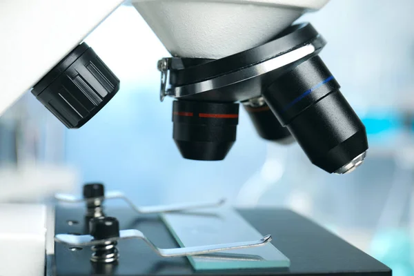 Vista de cerca del microscopio moderno en laboratorio. Equipos médicos — Foto de Stock