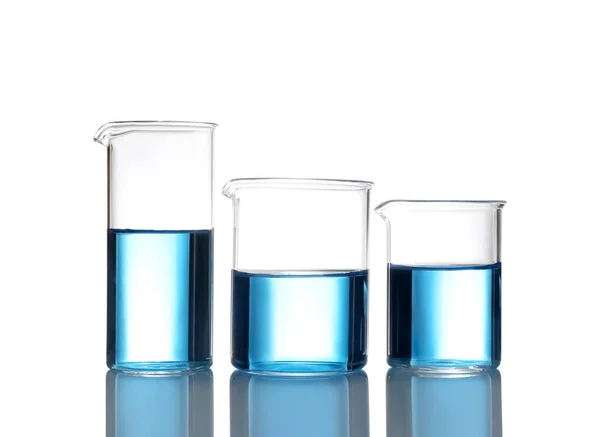 Beakers com líquido azul isolado em branco. Objectos de vidro de laboratório — Fotografia de Stock