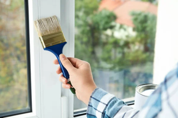 Marco de ventana de pintura de mujer en casa, primer plano — Foto de Stock