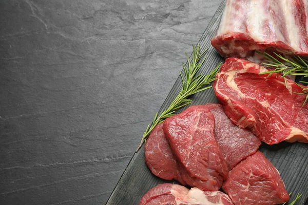 Viande fraîche sur table noire, vue de dessus. Espace pour le texte — Photo