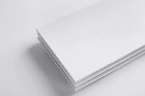 Tarjetas de mano en blanco sobre fondo blanco. Prepárate para el diseño — Foto de Stock