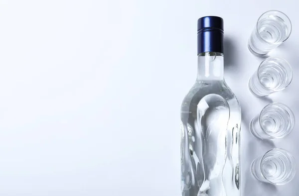 Egy üveg vodka és feles szemüveg fehér háttérrel, lapos fekvéssel. A szöveg helye — Stock Fotó