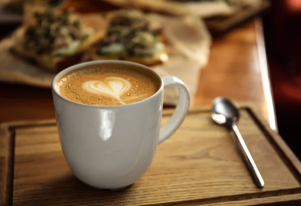 Secangkir kopi lezat di atas meja kayu — Stok Foto